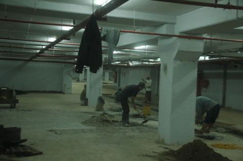 Và dù cư dân đã đến ở được hơn 5 tháng nhưng phần sở hữu chung là tầng hầm 3 vẫn chưa hoàn thiện xong. Vậy chủ đầu tư Vinaconex cho rằng không có nghĩa vụ phải bàn giao thì người dân đã có thể mang xe xuống tầng hầm này để được chăng?. Và dù cư dân đã đến ở được hơn 5 tháng nhưng phần sở hữu chung là tầng hầm 3 vẫn chưa hoàn thiện xong. Vậy chủ đầu tư Vinaconex cho rằng không có nghĩa vụ phải bàn giao thì người dân đã có thể mang xe xuống tầng hầm này để được chăng?.