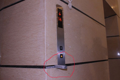 Dù mới đưa vào sử dụng chưa lâu nhưng mảnh gạch ốp ở thang máy tại tòa nhà 29T1, cụm chung cư N05 đã bị bung. (Ảnh chụp chiều 4/3/2012) Dù mới đưa vào sử dụng chưa lâu nhưng mảnh gạch ốp ở thang máy tại tòa nhà 29T1, cụm chung cư N05 đã bị bung. (Ảnh chụp chiều 4/3/2012)