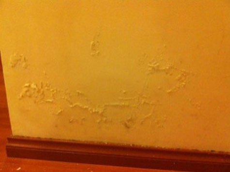 Và loang lổ trên tường. Và loang lổ trên tường.