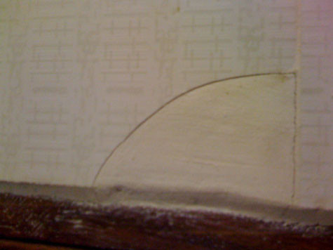 Thay vì được lát viên mới do viên gạch này bị vỡ cạnh thì người ta lại đắp bù vào cạnh vỡ một lớp vữa, gây mất thẩm mỹ trong căn hộ. Thay vì được lát viên mới do viên gạch này bị vỡ cạnh thì người ta lại đắp bù vào cạnh vỡ một lớp vữa, gây mất thẩm mỹ trong căn hộ.