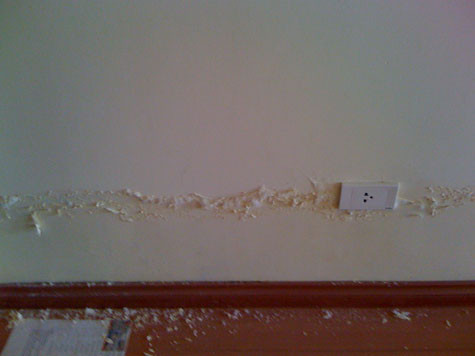 Bên trong không ít căn hộ, dù mới được bàn giao cách đây chưa lâu nhưng tình trạng sơn tường bị phồng rộp, bong tróc xuất hiện khá nhiều. Bên trong không ít căn hộ, dù mới được bàn giao cách đây chưa lâu nhưng tình trạng sơn tường bị phồng rộp, bong tróc xuất hiện khá nhiều.