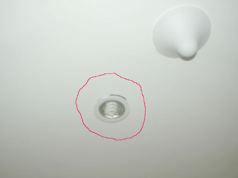 Đèn trên trần lắp bị hở Đèn trên trần lắp bị hở