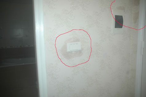 Mặt tường của một căn hộ tại tầng 17 tòa nhà 29T2 chụm chung cư N05, dù mới sử dụng được vài tháng nhưng đã xuất hiện rất nhiều vết thấm nước loang lổ không rõ nguyên nhân. Đặc biệt hơn các vết thấm nước này lại nằm ngay ở phần công tắc điện, gây ra những nguy hiểm khó lường cho người dân khi sử dụng điện. Mặt tường của một căn hộ tại tầng 17 tòa nhà 29T2 chụm chung cư N05, dù mới sử dụng được vài tháng nhưng đã xuất hiện rất nhiều vết thấm nước loang lổ không rõ nguyên nhân. Đặc biệt hơn các vết thấm nước này lại nằm ngay ở phần công tắc điện, gây ra những nguy hiểm khó lường cho người dân khi sử dụng điện.