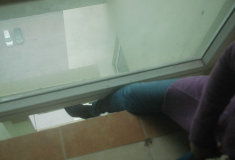 Ở các điểm nghỉ giữa cầu thang của các tòa nhà ở đây dù không có lan can nhưng lại có những khe hở to rất nguy hiểm cho người đi lại. Ở các điểm nghỉ giữa cầu thang của các tòa nhà ở đây dù không có lan can nhưng lại có những khe hở to rất nguy hiểm cho người đi lại.