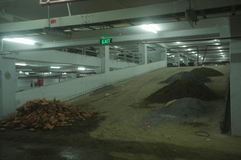 Các loại vật liệu xây dựng đổ ngôn ngang trên phần dốc lên xuống tầng hầm. Các loại vật liệu xây dựng đổ ngôn ngang trên phần dốc lên xuống tầng hầm.