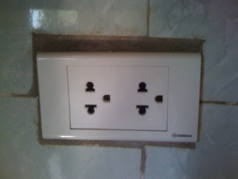 Không hiểu do thiếu gạch ốp hay do phần thiếu ở cạnh trên ổ điện này quá nhỏ mà nó không được ốp hoàn chỉnh. Không hiểu do thiếu gạch ốp hay do phần thiếu ở cạnh trên ổ điện này quá nhỏ mà nó không được ốp hoàn chỉnh.