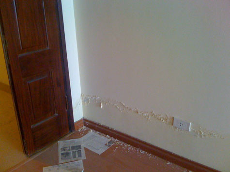 Các vết phồng rộp, bong tróc này kéo dài trên tường Các vết phồng rộp, bong tróc này kéo dài trên tường