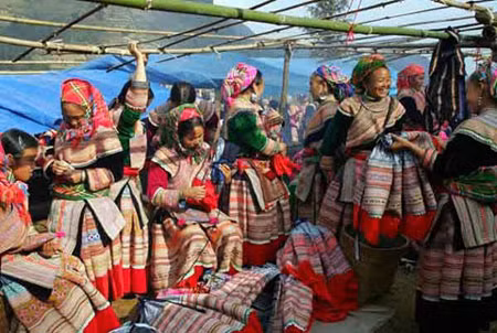 Những người phụ nữ trong các bộ trang phục lộng lẫy cùng đón Tết Nguyên đán của người Mông (hay gọi là Tết Naox-Cha)