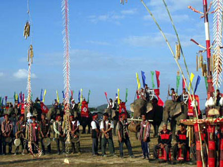 Lễ hội cồng chiêng cùng những trò chơi đón Tết của đồng bào Ê đê. Lễ hội cồng chiêng cùng những trò chơi đón Tết của đồng bào Ê đê.