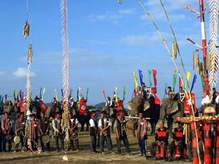 Lễ hội cồng chiêng cùng những trò chơi đón Tết của đồng bào Ê đê.