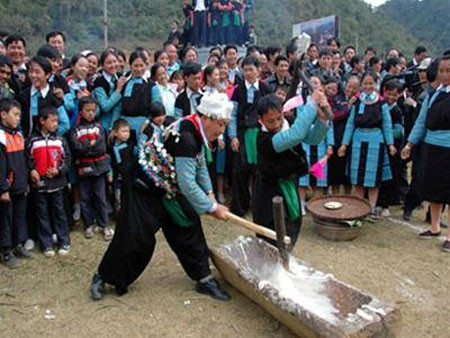 Lễ cúng máng trong Tết năm mới của đồng bào Xơ đăng. Lễ cúng máng trong Tết năm mới của đồng bào Xơ đăng.