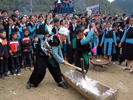 Lễ cúng máng trong Tết năm mới của đồng bào Xơ đăng.