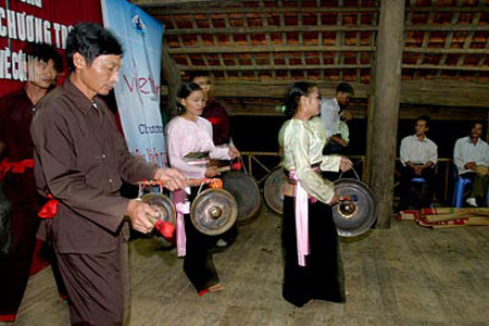 Lễ hội cồng chiêng đón Tết Nguyên đán của người Mường. Lễ hội cồng chiêng đón Tết Nguyên đán của người Mường.