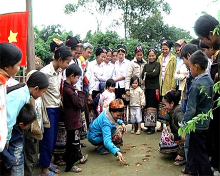 Trò chơi "ô ăn quan" thường xuất hiện vào những ngày Tết Trò chơi "ô ăn quan" thường xuất hiện vào những ngày Tết