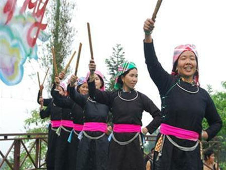 Những người phụ nữ biểu diễn trong Tết năm mới của đồng bào Tày. Những người phụ nữ biểu diễn trong Tết năm mới của đồng bào Tày.