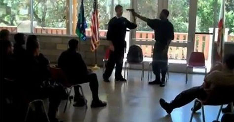 >>>Huấn luyện kỹ năng tước súng và tháo đạn nhanh như cắt. Mời bạn đọc cùng theo dõi clip tại đây. >>>Huấn luyện kỹ năng tước súng và tháo đạn nhanh như cắt. Mời bạn đọc cùng theo dõi clip tại đây.