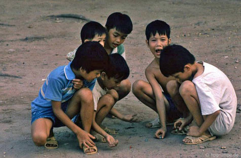Các cậu bé thích thú với trò chơi bắn bi, một trò chơi thường thấy của em nhỏ Hà Nội những năm 90 Các cậu bé thích thú với trò chơi bắn bi, một trò chơi thường thấy của em nhỏ Hà Nội những năm 90