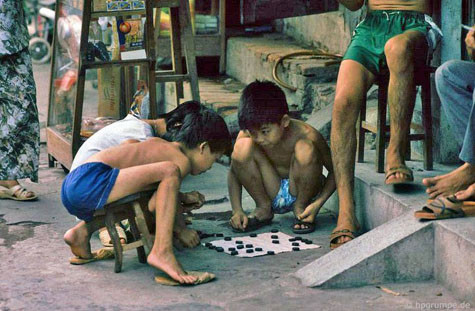 Các cậu bé cùng chăm chú tìm từng nước đi trong ván cờ tướng. Các cậu bé cùng chăm chú tìm từng nước đi trong ván cờ tướng.