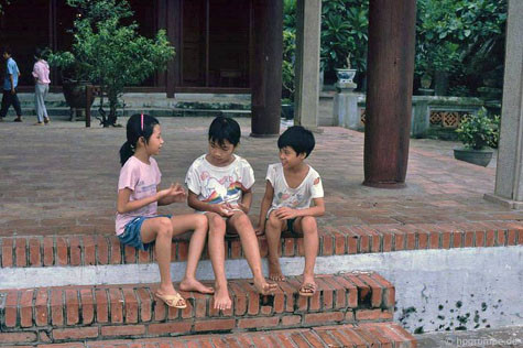 Các cô bé, cậu bé Hà Nội của thập niên 90 trò chuyện trong khuôn viên một di tích. Các cô bé, cậu bé Hà Nội của thập niên 90 trò chuyện trong khuôn viên một di tích.