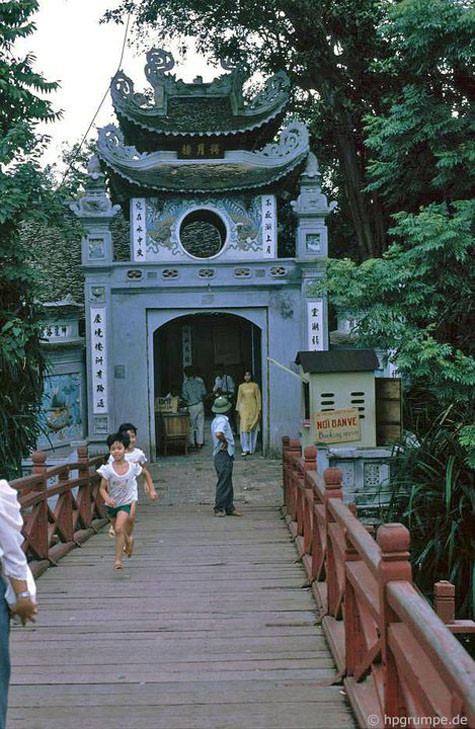 Hai em nhỏ chạy chơi trên cầu Thê Húc. Hai em nhỏ chạy chơi trên cầu Thê Húc.