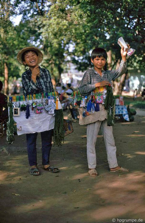 Nụ cười tươi của hai cậu bé bán hàng rong. Nụ cười tươi của hai cậu bé bán hàng rong.