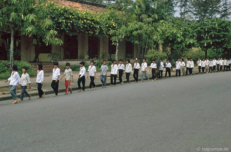Các cô, cậu học sinh xếp hàng ngay ngắn trên đường đi vào khu thăm quan. Các cô, cậu học sinh xếp hàng ngay ngắn trên đường đi vào khu thăm quan.