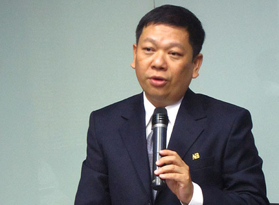 Ông Đỗ Minh Toàn, hiện đang là Tổng Giám đốc Ngân hàng Á Châu ACB. Ông Đỗ Minh Toàn tốt nghiệp Cử nhân chuyên ngành ngân hàng Trường Đại học Ngân hàng TP.Hồ Chí Minh, Cử nhân Quản trị ngoại thương Trường Đại học Kinh tế Tp. Hồ Chí Minh, Cử nhân luật Trường Đại học Luật TP. Hồ Chí Minh, và Thạc sĩ Quản trị kinh doanh Trường Đại học Columbia Southern, Hoa Kỳ. Ông làm Trợ lý Marketing VPĐD Ngân hàng ING Barings Hà Lan trước khi vào làm việc tại Ngân hàng năm 1995. Ông từng đảm nhiệm các vị trí sau: Trưởng Phòng Tín dụng doanh nghiệp tại Hội sở, Giám đốc chi nhánh. Ông được bổ nhiệm Phó Tổng Giám đốc năm 2005, kiêm Giám đốc Khối Khách hàng Doanh nghiệp. Sau đó là Phó Tổng giám đốc thường trực. Ông Đỗ Minh Toàn, hiện đang là Tổng Giám đốc Ngân hàng Á Châu ACB. Ông Đỗ Minh Toàn tốt nghiệp Cử nhân chuyên ngành ngân hàng Trường Đại học Ngân hàng TP.Hồ Chí Minh, Cử nhân Quản trị ngoại thương Trường Đại học Kinh tế Tp. Hồ Chí Minh, Cử nhân luật Trường Đại học Luật TP. Hồ Chí Minh, và Thạc sĩ Quản trị kinh doanh Trường Đại học Columbia Southern, Hoa Kỳ. Ông làm Trợ lý Marketing VPĐD Ngân hàng ING Barings Hà Lan trước khi vào làm việc tại Ngân hàng năm 1995. Ông từng đảm nhiệm các vị trí sau: Trưởng Phòng Tín dụng doanh nghiệp tại Hội sở, Giám đốc chi nhánh. Ông được bổ nhiệm Phó Tổng Giám đốc năm 2005, kiêm Giám đốc Khối Khách hàng Doanh nghiệp. Sau đó là Phó Tổng giám đốc thường trực.