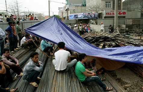 Khoảng 9h30 sáng nay, 15/4/2011, một vụ tai nạn đã xảy ra tại công trình Khu hỗn hợp nhà ở và Trung tâm thương mại Tân Triều CT5 - Khu đô thị mới Xa La (thuộc địa bàn xã Tân Triều, huyện Thanh Trì, Hà Nội), khiến một công nhân tử nạn. Khoảng 9h30 sáng nay, 15/4/2011, một vụ tai nạn đã xảy ra tại công trình Khu hỗn hợp nhà ở và Trung tâm thương mại Tân Triều CT5 - Khu đô thị mới Xa La (thuộc địa bàn xã Tân Triều, huyện Thanh Trì, Hà Nội), khiến một công nhân tử nạn.