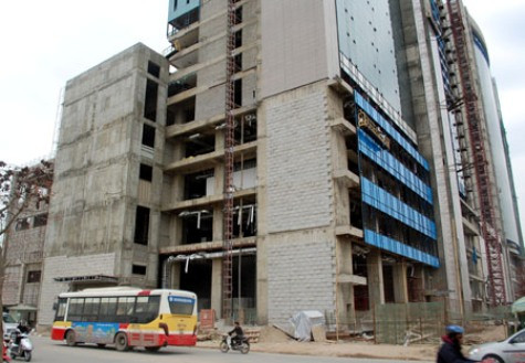 Vụ tai nạn lao động xảy ra sáng 9/3/2010, tại toà nhà 28 tầng trên đường Trần Duy Hưng, Hà Nội. Một nam công nhân lắp điện trượt chân khỏi giàn giáo rơi xuống đất tử vong. Vụ tai nạn lao động xảy ra sáng 9/3/2010, tại toà nhà 28 tầng trên đường Trần Duy Hưng, Hà Nội. Một nam công nhân lắp điện trượt chân khỏi giàn giáo rơi xuống đất tử vong.