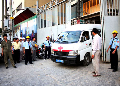 Khoảng 16h chiều 14/11/2009, tại công trình tòa cao ốc A&B Tower, cạnh khách sạn 5 sao New World, quận 1, TP HCM, một công nhân đang thi công ở tầng 11 đã bị rơi xuống, chết tại chỗ. Khoảng 16h chiều 14/11/2009, tại công trình tòa cao ốc A&B Tower, cạnh khách sạn 5 sao New World, quận 1, TP HCM, một công nhân đang thi công ở tầng 11 đã bị rơi xuống, chết tại chỗ.