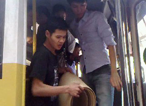 Năm 2011, anh Nguyễn Ngọc Phúc (quê Vĩnh Yên, Vĩnh Phúc) đã bị lái và phụ xe buýt 34 (BKS 30K-1550) của Xí nghiệp Xe điện Hà Nội chạy tuyến Mỹ Đình - Gia Lâm bắt quỳ xuống mới mở cửa cho xuống (ảnh: Vnexpress) Năm 2011, anh Nguyễn Ngọc Phúc (quê Vĩnh Yên, Vĩnh Phúc) đã bị lái và phụ xe buýt 34 (BKS 30K-1550) của Xí nghiệp Xe điện Hà Nội chạy tuyến Mỹ Đình - Gia Lâm bắt quỳ xuống mới mở cửa cho xuống (ảnh: Vnexpress)