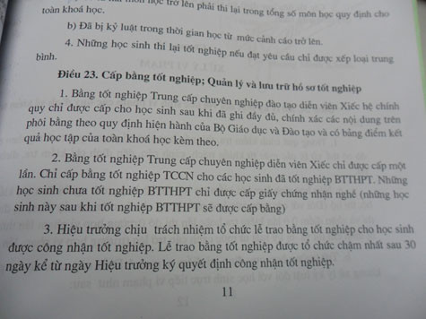 Theo bà Hằng, Đến cuối năm 2010, đã có ít nhất 8 em học sinh khóa 26 có bằng tốt nghiệp THPT và như vậy là đủ cả điều kiện tại điểm 2, điều 23 trong quy chế do ông Khánh ban hành nhưng không hiểu vì lý do gì mà các em vẫn không được cấp bằng.