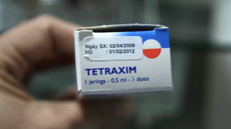 Vỏ hộp của liều văcxin Tetraxim mà chị Trang giữ lại có phần phụ chú rất rõ ràng của nhà nhập khẩu: Ngày sản xuất: 2-4-2009, hạn sử dụng: 1-2-2012 - Ảnh: Như Quỳnh Vỏ hộp của liều văcxin Tetraxim mà chị Trang giữ lại có phần phụ chú rất rõ ràng của nhà nhập khẩu: Ngày sản xuất: 2-4-2009, hạn sử dụng: 1-2-2012 - Ảnh: Như Quỳnh