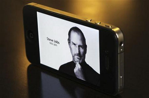 Hình ảnh Steve Jobs trên một chiếc iPhone - Ảnh: Reuters Hình ảnh Steve Jobs trên một chiếc iPhone - Ảnh: Reuters