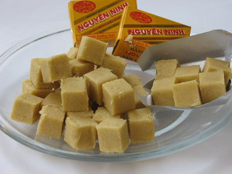 Bánh đậu xanh, một đặc sản quí thường được cung tiến để vua ngự dùng.