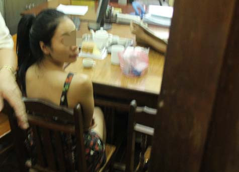 Nữ diễn viên Hồng Hà bị bắt tại cơ quan điều tra. Nữ diễn viên Hồng Hà bị bắt tại cơ quan điều tra.