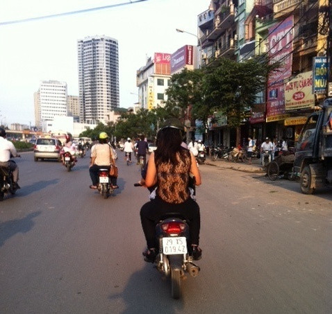 Áo nhìn 'xuyên thấu' đi ra đường... Áo nhìn 'xuyên thấu' đi ra đường...