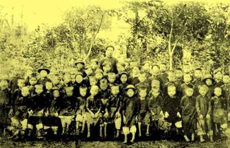 Một lớp học chữ quốc ngữ dành cho các cậu bé Hà Nội ở ngoại thành.