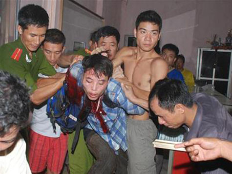 Đối tượng Phạm Văn Hiếu, bị bắt khi đang thực hiện hành vi cướp và giết hại cháu bé 21 tháng tuổi tại tiệm vàng Phúc Lộc của anh Hoàng Văn Phúc (SN 1979, ở khu 2, thị trấn Nếnh, huyện Việt Yên, Bắc Giang) ngày 19/8/2009. Đối tượng Phạm Văn Hiếu, bị bắt khi đang thực hiện hành vi cướp và giết hại cháu bé 21 tháng tuổi tại tiệm vàng Phúc Lộc của anh Hoàng Văn Phúc (SN 1979, ở khu 2, thị trấn Nếnh, huyện Việt Yên, Bắc Giang) ngày 19/8/2009.