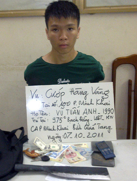 Đối tượng Vũ Anh Tuấn, thủ phạm vụ cướp tiệm vàng số 100 Minh Khai (Hà Nội) ngày 7/10/2011. Đối tượng Vũ Anh Tuấn, thủ phạm vụ cướp tiệm vàng số 100 Minh Khai (Hà Nội) ngày 7/10/2011.