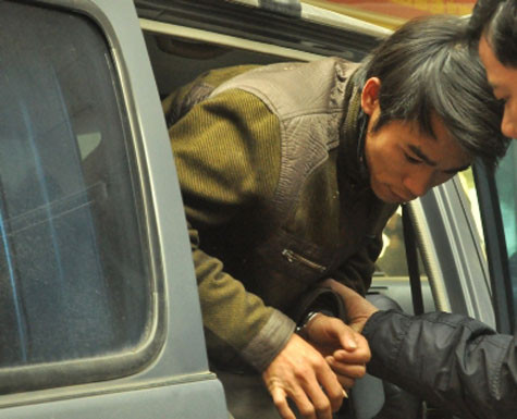 "Sát thủ" Nguyễn Hữu Dưỡng, thủ phạm vụ cướp, giết hại chủ tiệm vàng Vững Bắc (Thường Tín, Hà Nội) bị bắt vào sáng 19/2/2012. "Sát thủ" Nguyễn Hữu Dưỡng, thủ phạm vụ cướp, giết hại chủ tiệm vàng Vững Bắc (Thường Tín, Hà Nội) bị bắt vào sáng 19/2/2012.