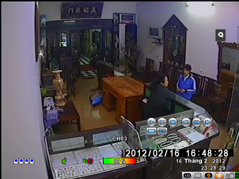 Hình ảnh tên "sát thủ" Nguyễn Hữu Dưỡng mặc áo màu xanh được chiếc camera ghi lại khi thực hiện hành vi cướp và giết hại chủ tiệm vàng Vững Bắc (Thường Tín, Hà Nội) vào chiều 16/2/2011. Hình ảnh tên "sát thủ" Nguyễn Hữu Dưỡng mặc áo màu xanh được chiếc camera ghi lại khi thực hiện hành vi cướp và giết hại chủ tiệm vàng Vững Bắc (Thường Tín, Hà Nội) vào chiều 16/2/2011.