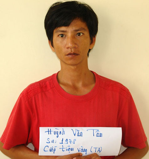 Đối tượng Huỳnh Văn Tâm, chủ mưu trong vụ cướp tiệm vàng Mỹ Lan số 9/1C khu dân cư ấp 3, xã An Phú, huyện Thuận An (nay là TX.Thuận An) vào ngày 23 - 5 - 2008. Đối tượng Huỳnh Văn Tâm, chủ mưu trong vụ cướp tiệm vàng Mỹ Lan số 9/1C khu dân cư ấp 3, xã An Phú, huyện Thuận An (nay là TX.Thuận An) vào ngày 23 - 5 - 2008.