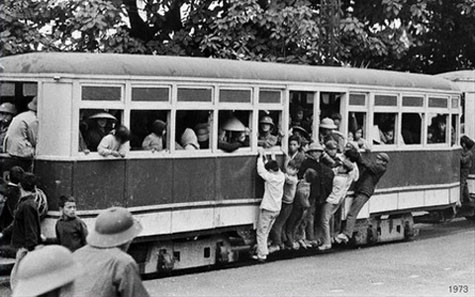 Những đứa trẻ đu bám vào tàu điện cùng người lớn năm 1973.