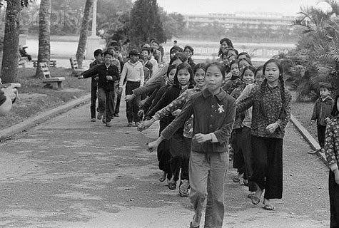 Những cô cậu học trò nhỏ cùng tập giậm chân, đi đều.