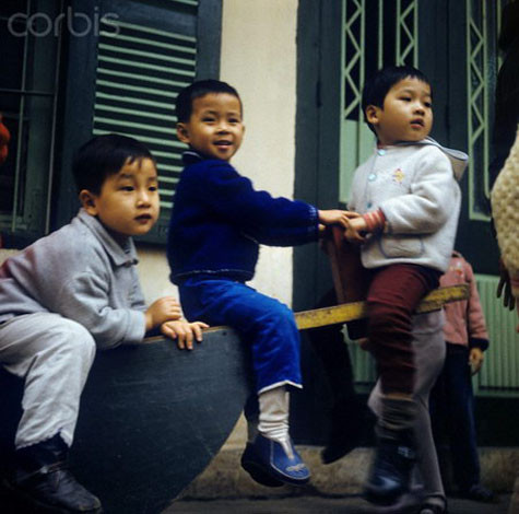 Cùng chơi trò bập bênh.