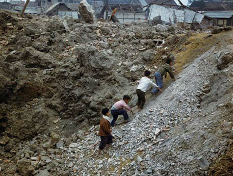 Trẻ em cùng nhau chơi đùa ở những hố bom trên phố Khâm Thiên
