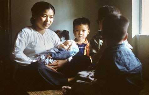 Cùng ngồi chơi ngoan với mẹ.