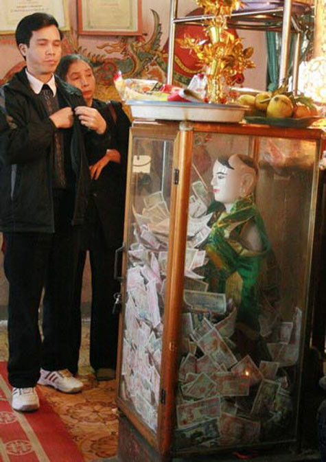 Tượng "cậu bé" ngập trong tiền lẻ.