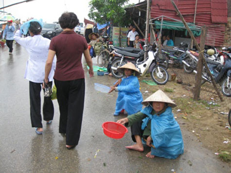 Và ăn xin cũng ngang nhiên hoạt động ở nhiều lễ hội tại Hà Tĩnh - Nghệ An.